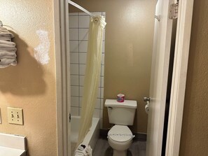 Combined shower/tub, deep soaking tub, free toiletries, towels