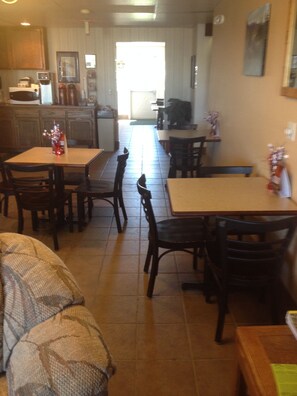 Lobby sitting area - Travelodge by Wyndham Deer Lodge Montana (Deer Lodge)