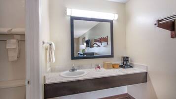 Combined shower/tub, free toiletries, hair dryer, towels