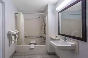 Salle de bain accessible aux personnes à mobilité réduite