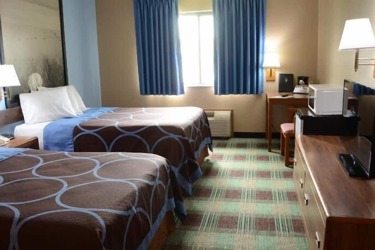 Tabla de planchar con plancha, wifi gratis, ropa de cama y despertador