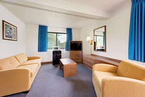 Suite estudio, 1 cama de matrimonio grande, no fumadores | Tabla de planchar con plancha, wifi gratis, ropa de cama y despertador