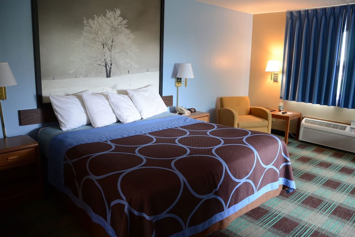 Tabla de planchar con plancha, wifi gratis, ropa de cama y despertador