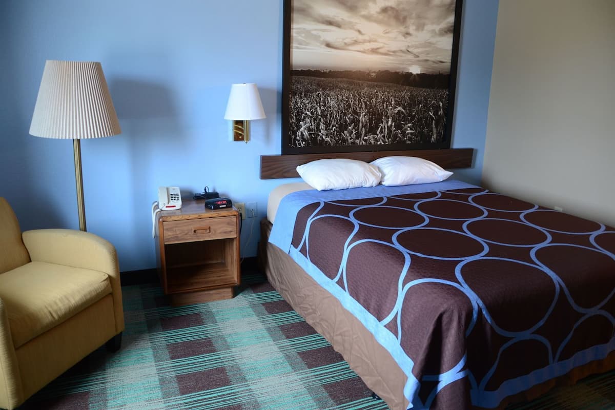 Tabla de planchar con plancha, wifi gratis, ropa de cama y despertador