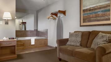 Suite estudio, 1 cama King size, para no fumadores, hidromasaje | Caja de seguridad en la habitación, escritorio y cortinas blackout