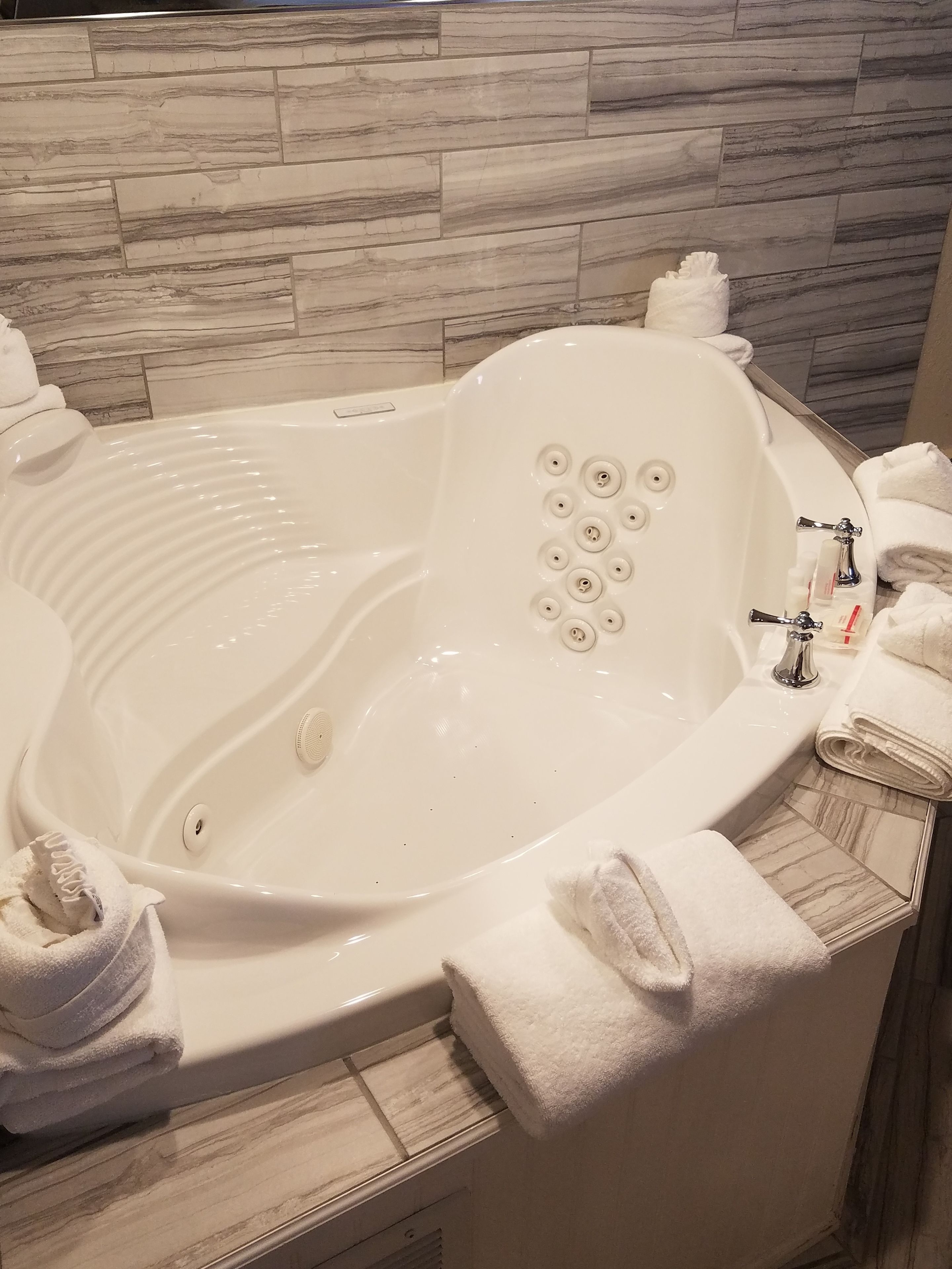 studio suite, 1 king bed, non smoking, jetted tub | jetted bathtub