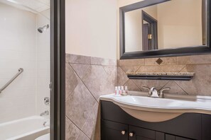 Combined shower/bathtub, free toiletries, hair dryer, towels - Ramada by Wyndham Minneapolis Golden Valley (Golden Valley)