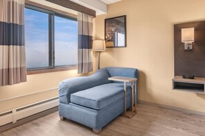 Business Room, 1 King Bed, Non Smoking | Desk, blackout curtains, iron/ironing board, free cots/infant beds - Ramada by Wyndham Minneapolis Golden Valley (Golden Valley)