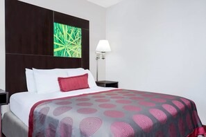 Escritorio, cortinas blackout y tabla de planchar con plancha 