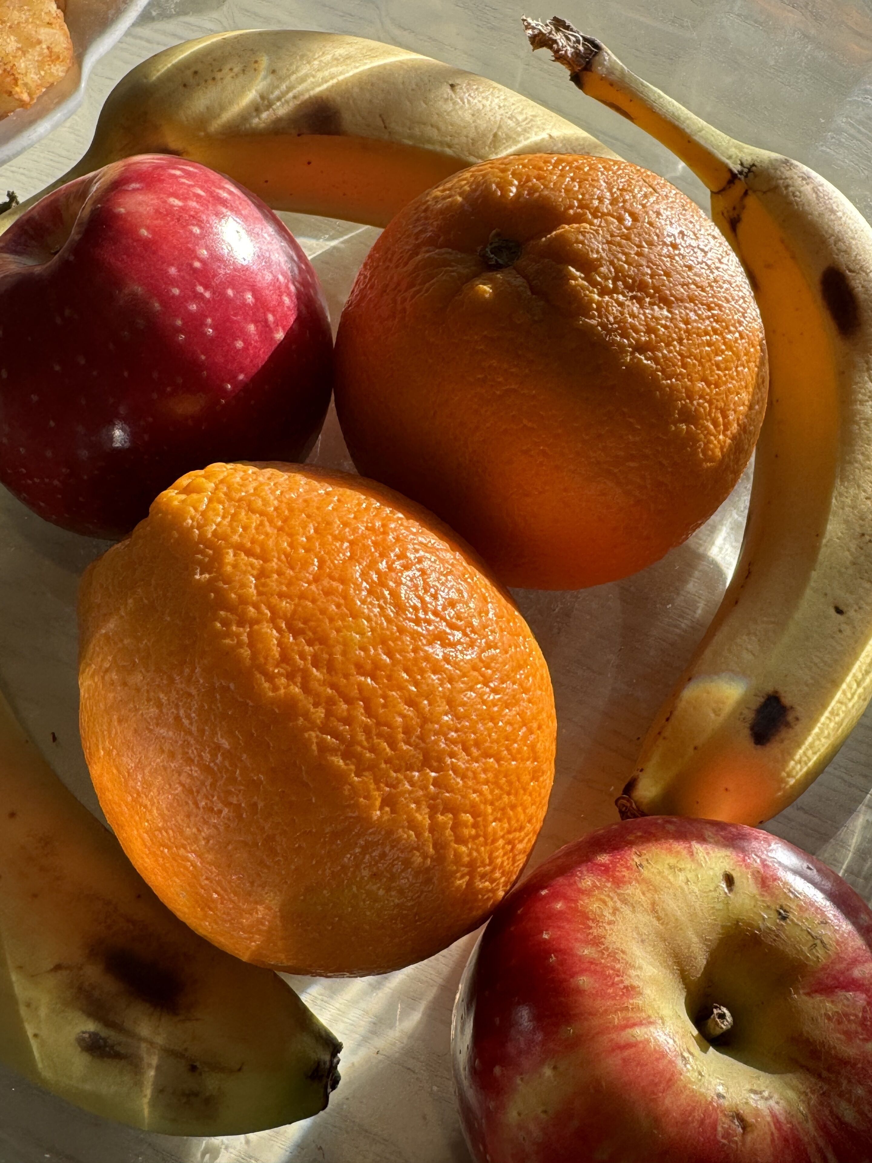 Un arreglo de frutas sobre una mesa.