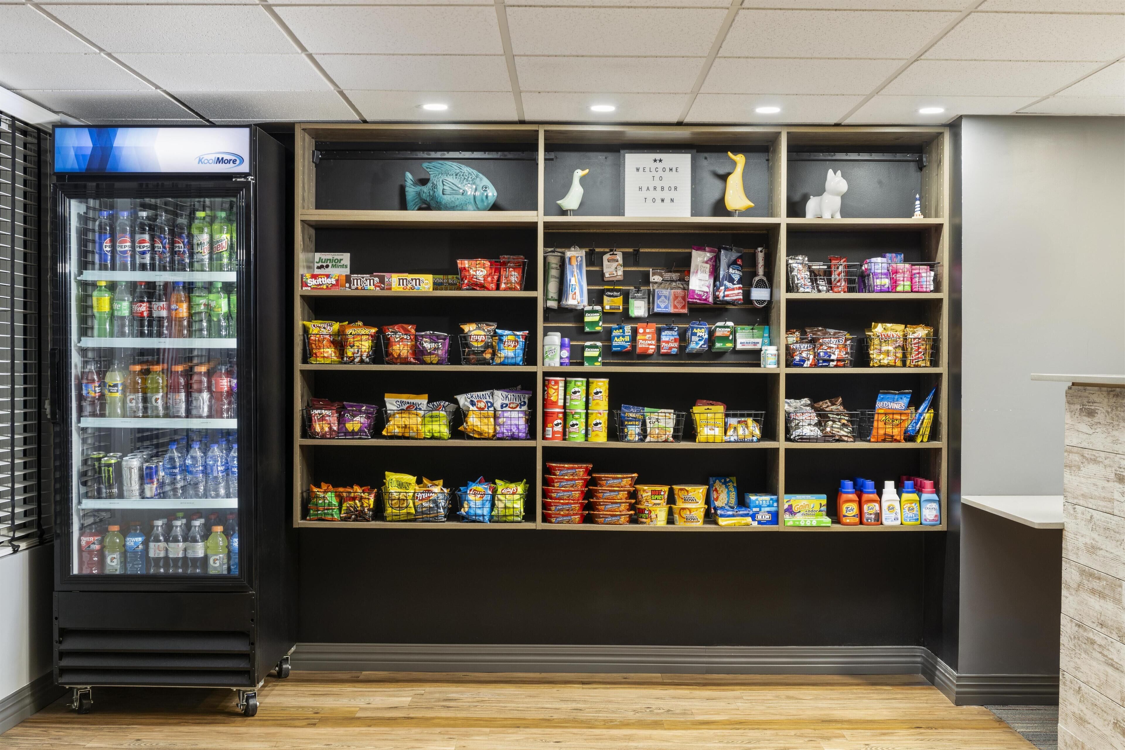 Ein Automatenbereich für Snacks und Getränke mit einer Auswahl an Knabbereien, Süßigkeiten und abgefüllten Getränken.