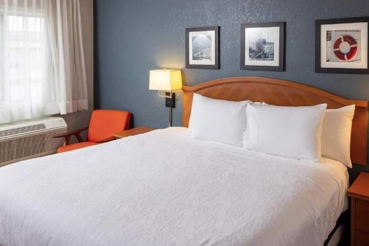 Hypo-allergenic bedding available, WiFi (free), bed sheets
