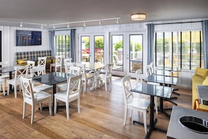 Free daily cooked-to-order breakfast - Harbor Town, BW Signature Collection (Manitowoc)