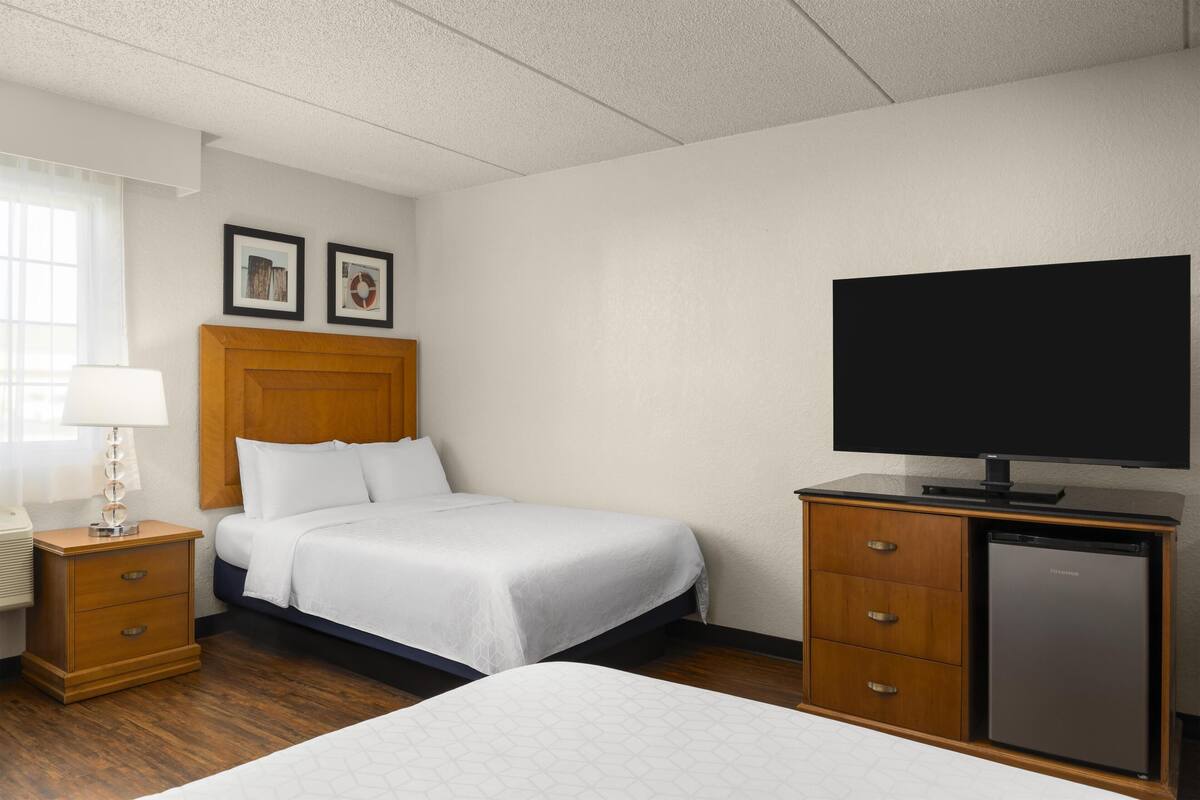 Standard Room, 2 Double Beds, Accessible, Bathtub | Hypo-allergenic bedding available, WiFi (free), bed sheets