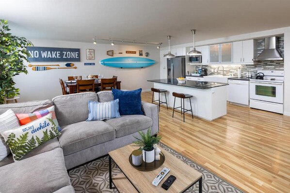 شقة عادية - سرير ملكي - لغير المدخنين - بمطبخ (Living Room, Full Kitchen) | ملاءات للفراش لا تسبب الحساسية وواي فاي مجانًا وملاءات أسرّة