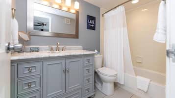 Standard-huoneisto, 1 suuri parisänky, tupakointi kielletty, keittiö (Living Room) | Kylpyhuone | Suihkun ja ammeen yhdistelmä, ilmaiset hygieniatuotteet, hiustenkuivaaja