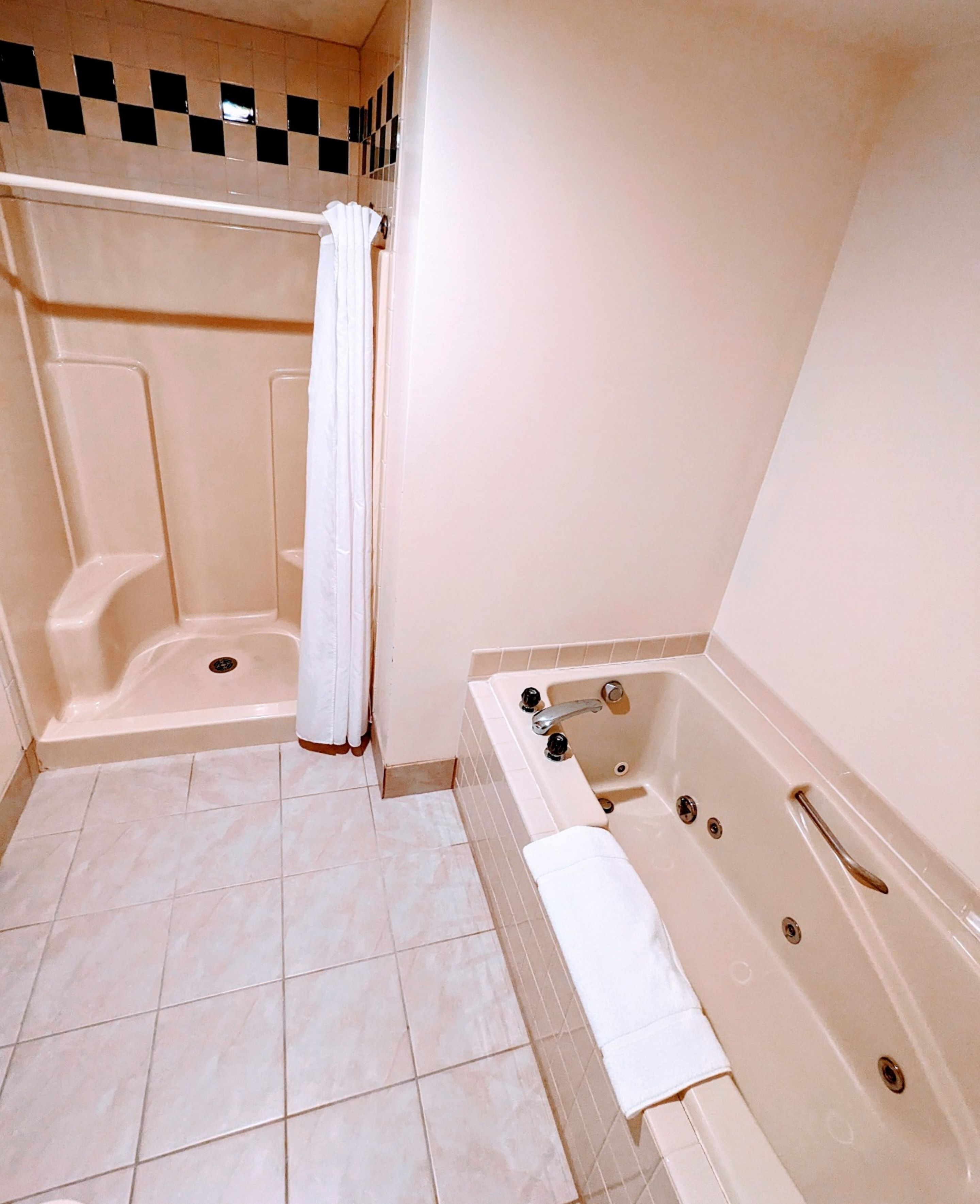standard suite, 1 king bed | bathroom | deep-soaking bathtub, free toiletries, hair dryer, towels
