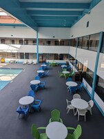 Una piscina cubierta