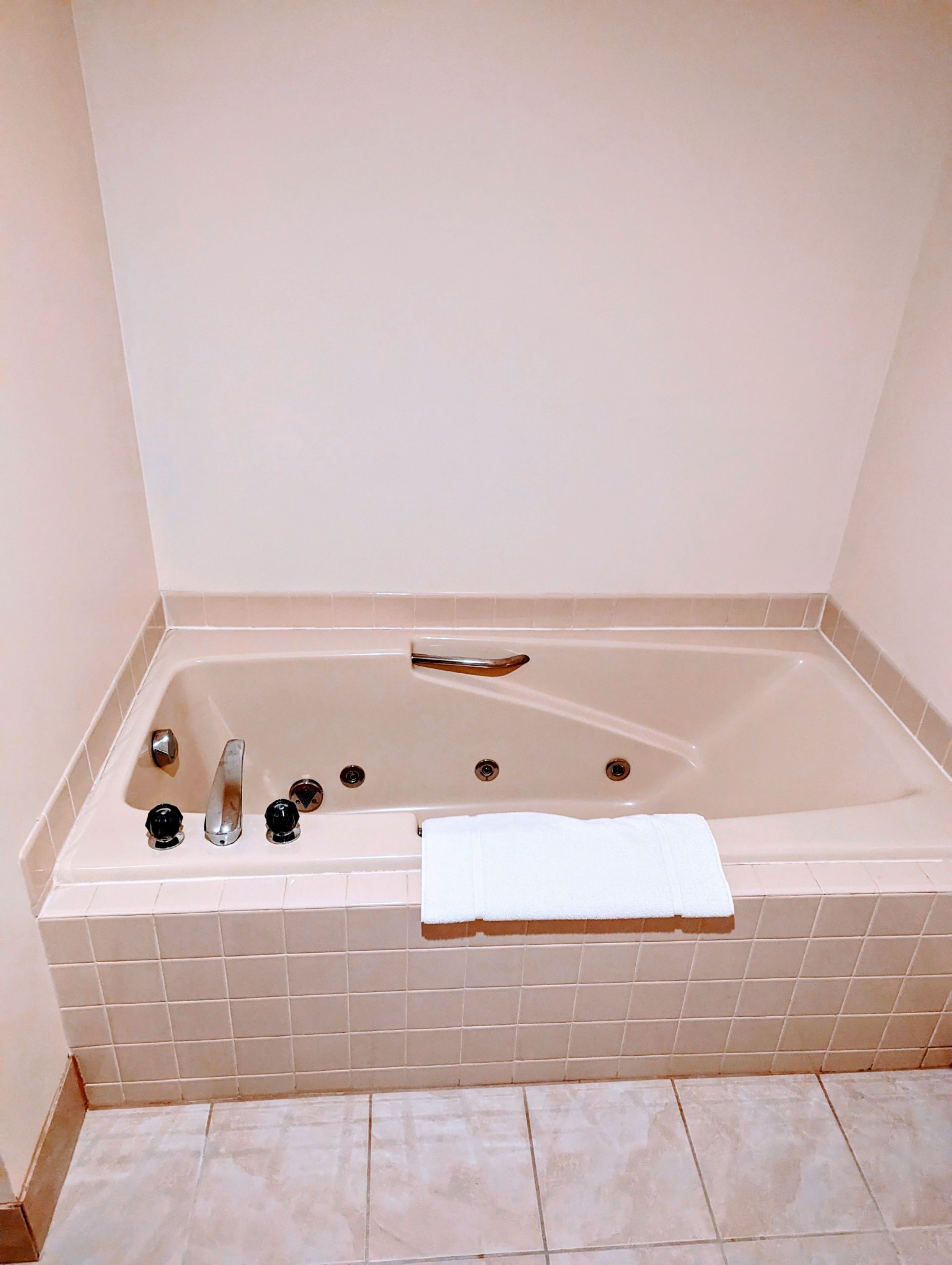 standard suite, 1 king bed | bathroom | deep-soaking bathtub, free toiletries, hair dryer, towels