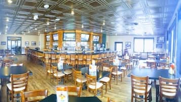 供應早餐、午餐和晚餐,美國料理