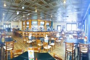 Breakfast, lunch, dinner served; American cuisine  - Woodfield Inn and Suites (Marshfield)