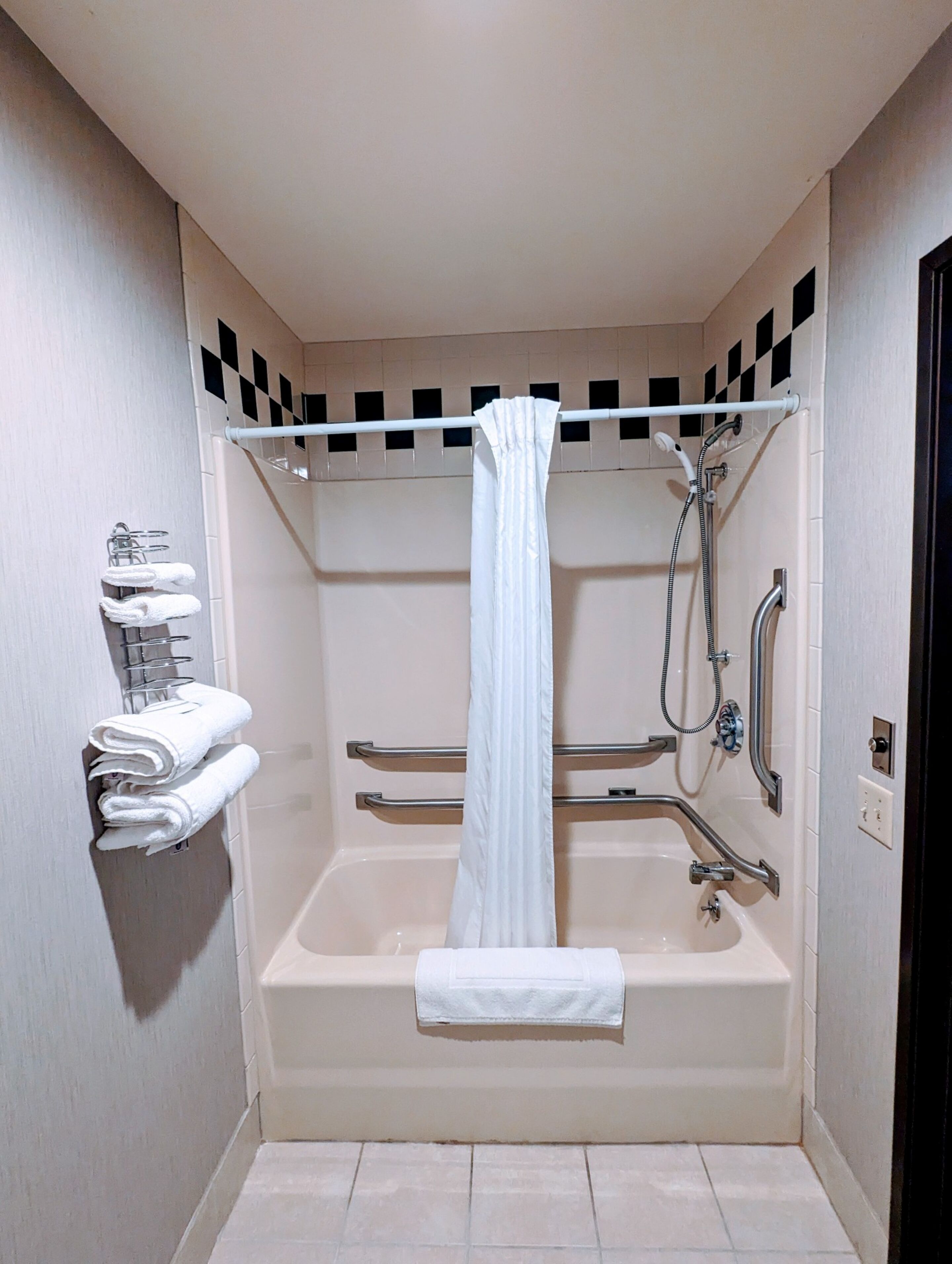 standard room, 1 king bed | bathroom | deep-soaking bathtub, free toiletries, hair dryer, towels