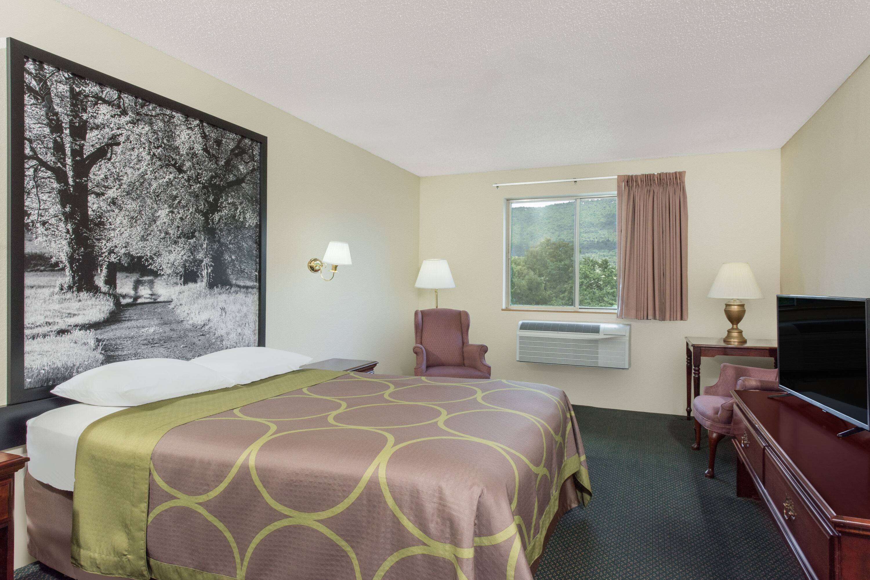 Super 8 by Wyndham Burnham/Lewistown