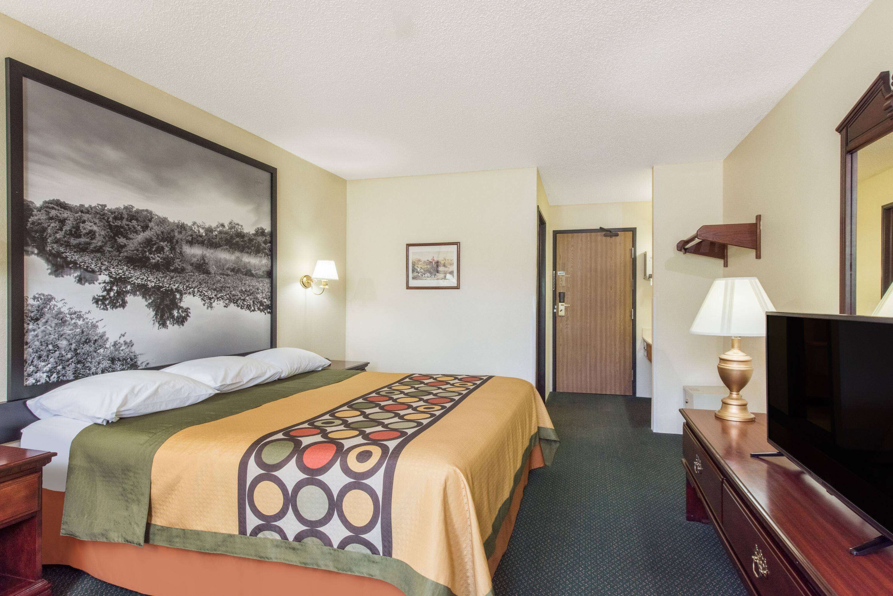 Super 8 by Wyndham Burnham/Lewistown