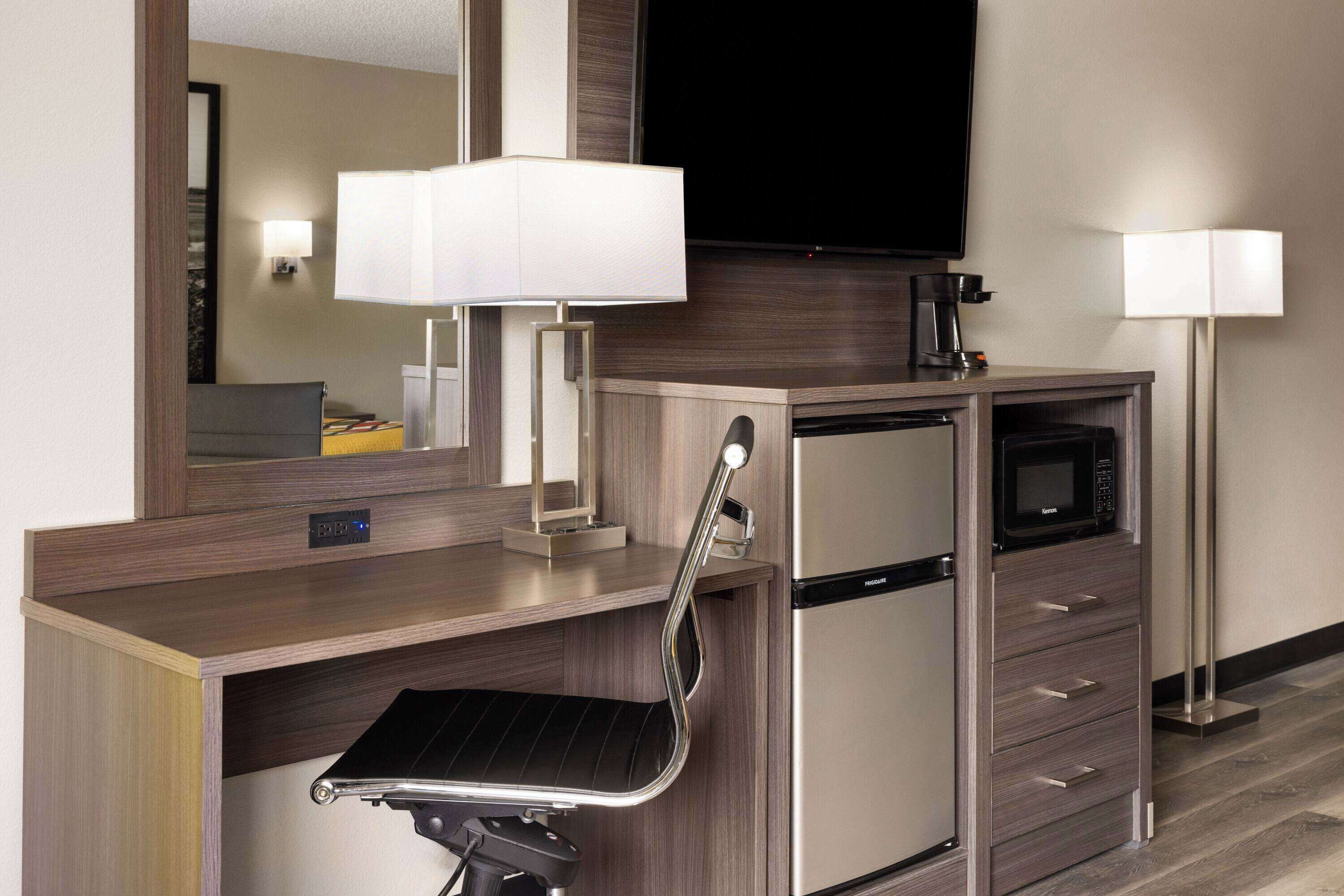 Studio Suite, 1 King Bed, Non Smoking | In-room safe, desk, iron/ironing board, free cribs/infant beds