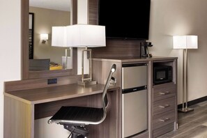 Studio suite, 1 kingsize bed, niet-roken | Een kluis op de kamer, een bureau, een strijkplank/strijkijzer