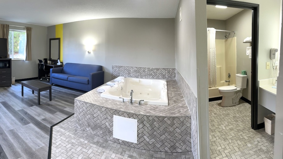 Super 8 by Wyndham Burnham/Lewistown