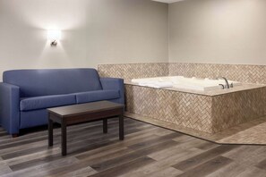 Deluxe Studio Suite, 1 King Bed, Non Smoking | Jetted bathtub