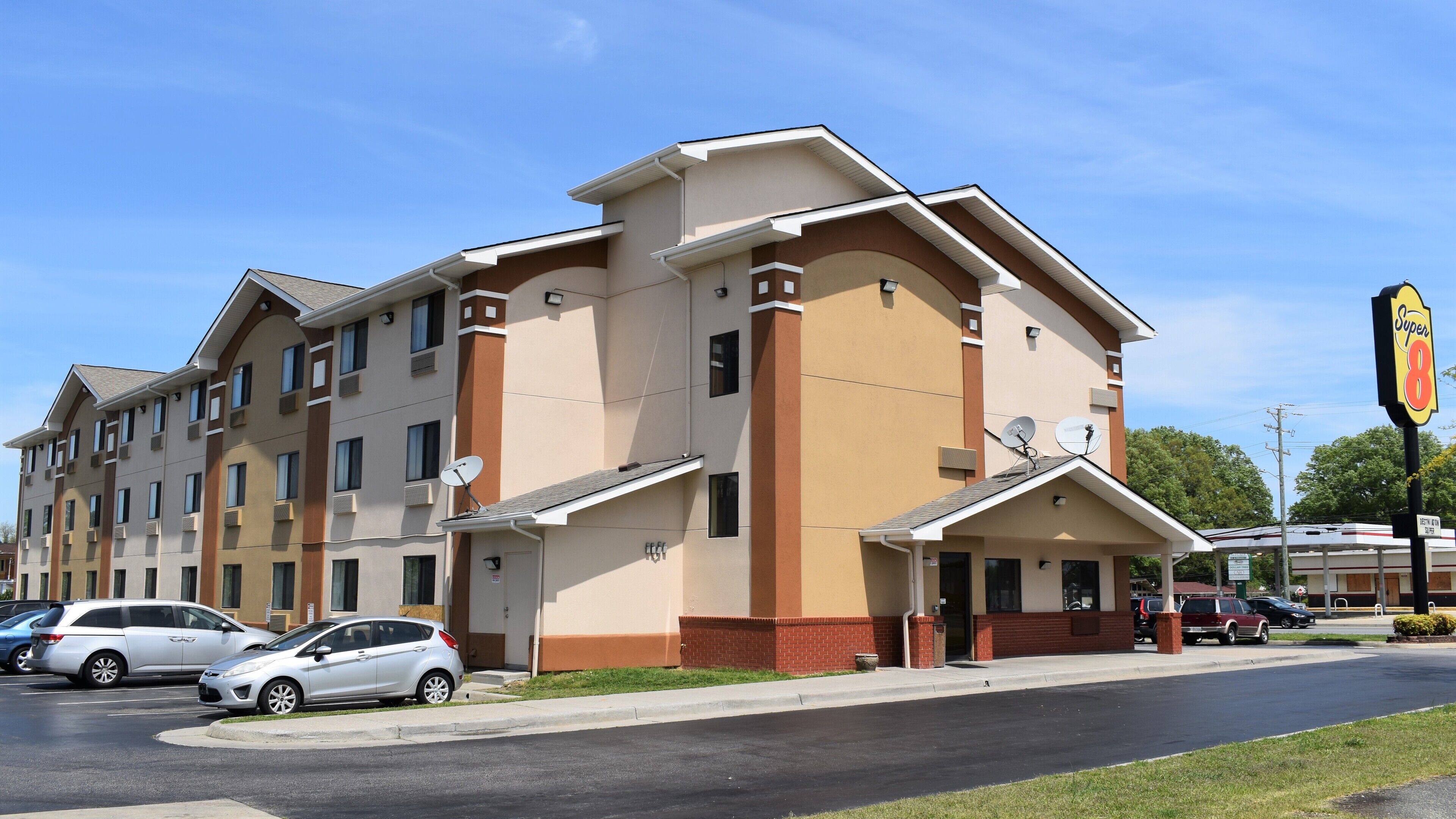 Photo - Super 8 by Wyndham Newport News/Jefferson Ave.