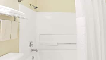 Combined shower/bathtub, free toiletries, hair dryer, towels