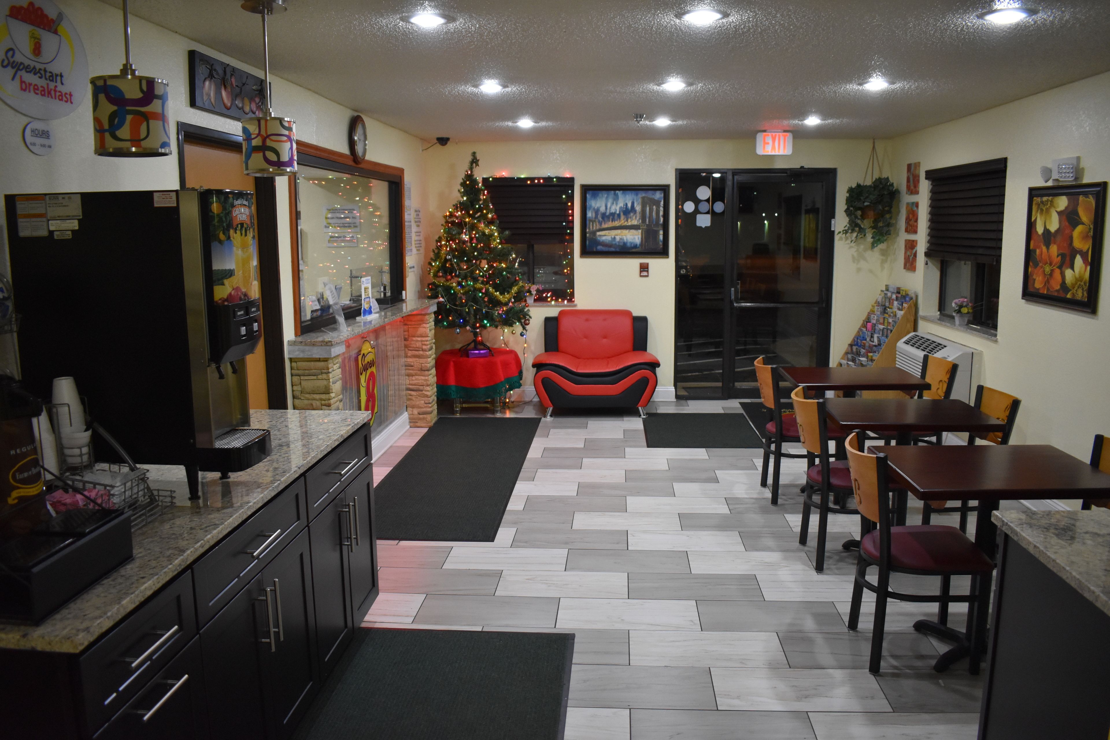 Photo - Super 8 by Wyndham Newport News/Jefferson Ave.