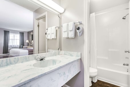 Ensemble douche/baignoire, articles de toilette gratuits, sèche-cheveux. Super 8 by Wyndham Madison