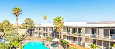 Außenpool, geöffnet von 09:00 Uhr bis 21:00 Uhr, Liegestühle