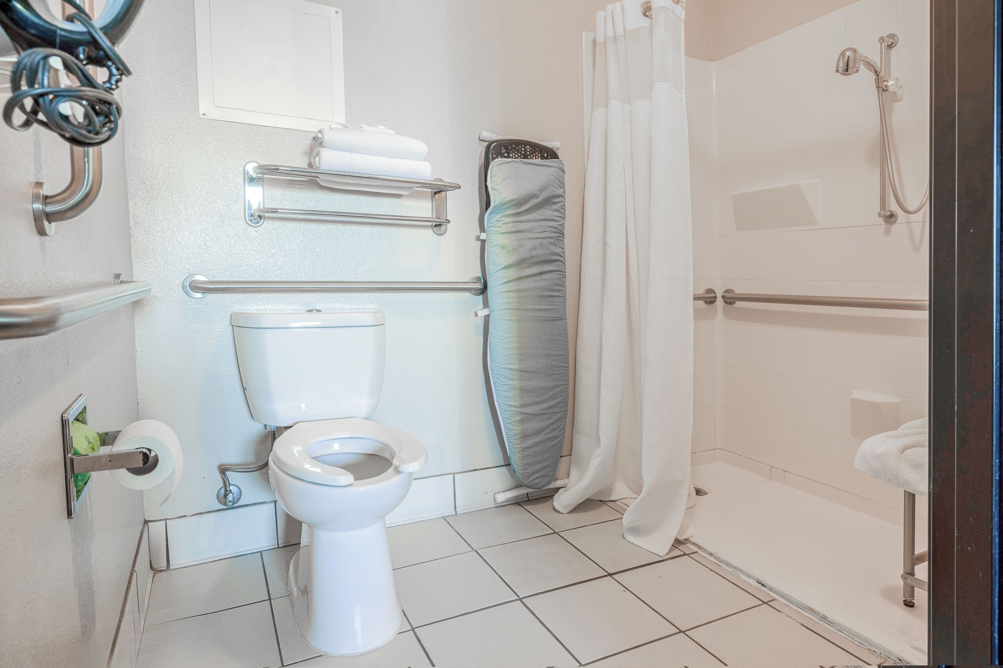 Chambre, 1 grand lit, non-fumeur | Salle de bain | Articles de toilette (gratuits), séchoir à cheveux, serviettes fournies