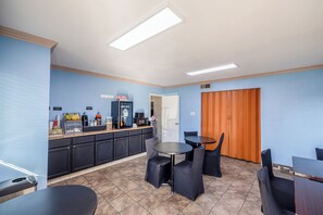 Free daily continental breakfast - Townhouse Barstow On Historic Route 66 CA  I 15 (Barstow)