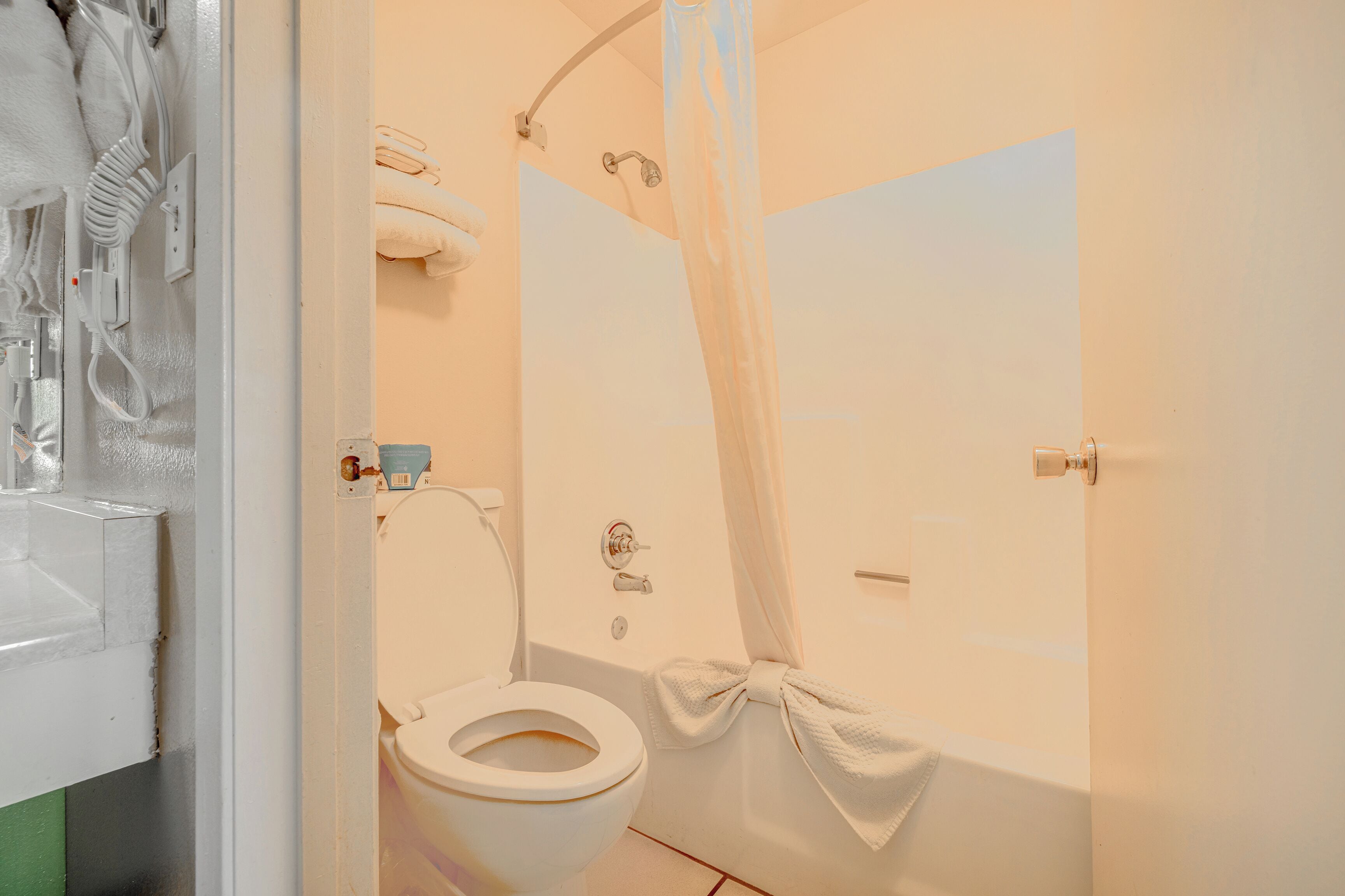 Une salle de bain équipée de toilettes, d’une douche et d’une baignoire.