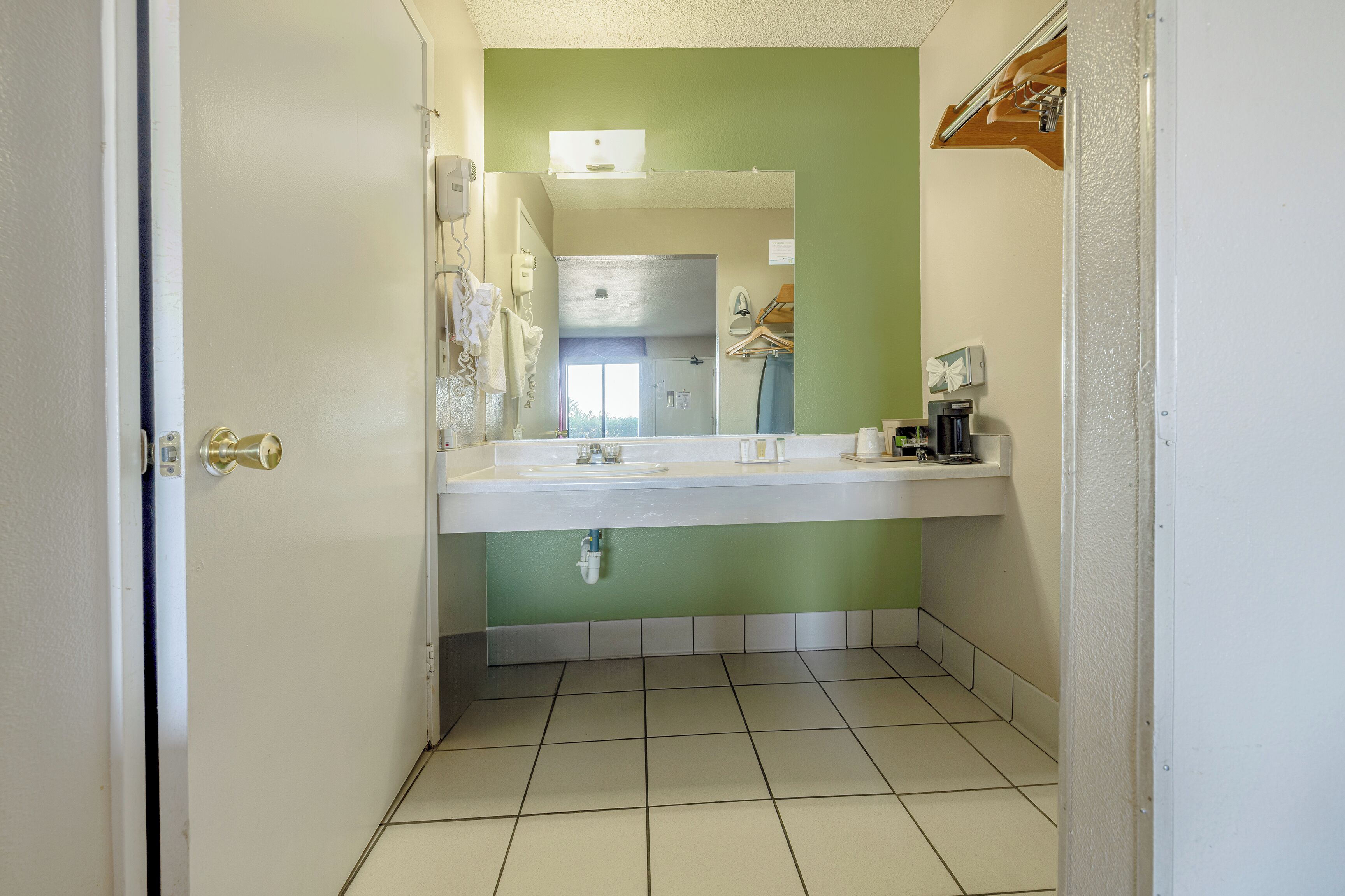 Premium Junior Room with Queen Bed, Non-Smoking - NQ2 | Bathroom | Free toiletries, hair dryer, towels