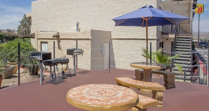 Super 8 by Wyndham Barstow