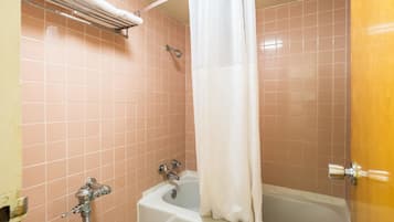 Combined shower/tub, hair dryer, towels