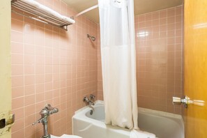 Bañera con ducha, secador de pelo, toallas
