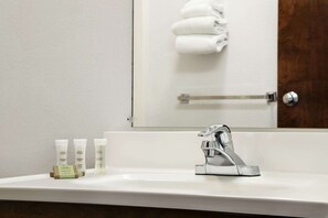 Tina con regadera, amenidades de baño gratuitas, secadora de cabello