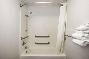 Habitación, 1 cama Queen size, con acceso para personas discapacitadas (Mobility Accessible) | Baño | Tina con regadera, amenidades de baño gratuitas, secadora de cabello