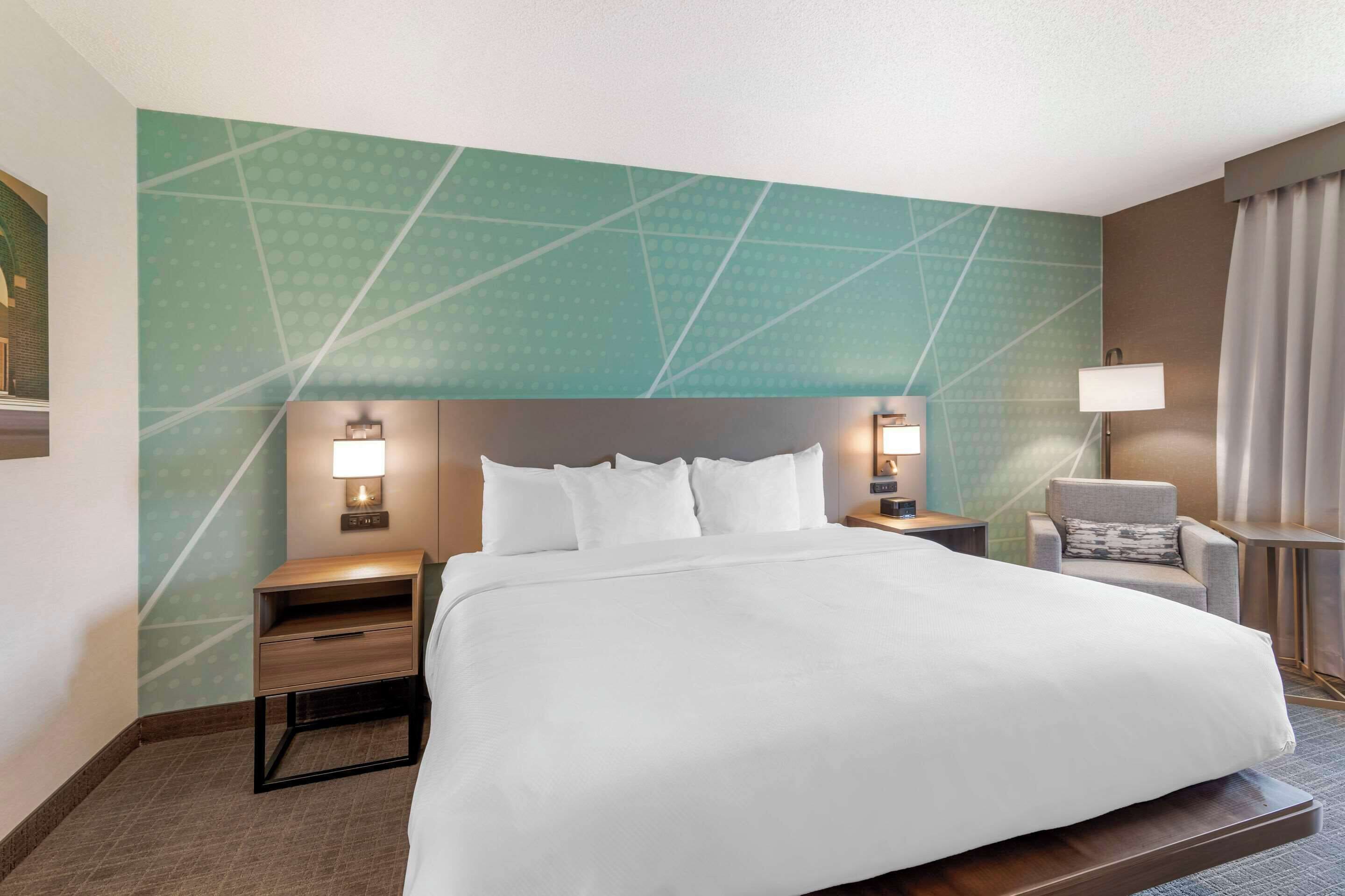 room, 1 king bed, non smoking | premium bedding, in-room safe, desk, laptop workspace