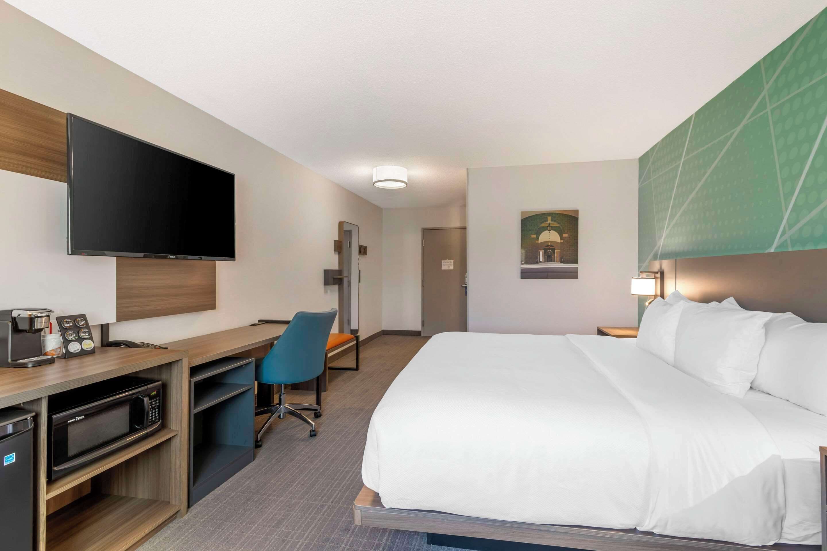 room, 1 king bed, non smoking | premium bedding, in-room safe, desk, laptop workspace