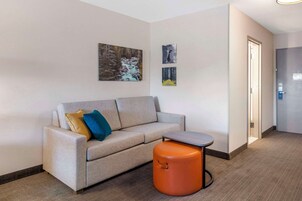 Ropa de cama de alta calidad y caja de seguridad en la habitación 