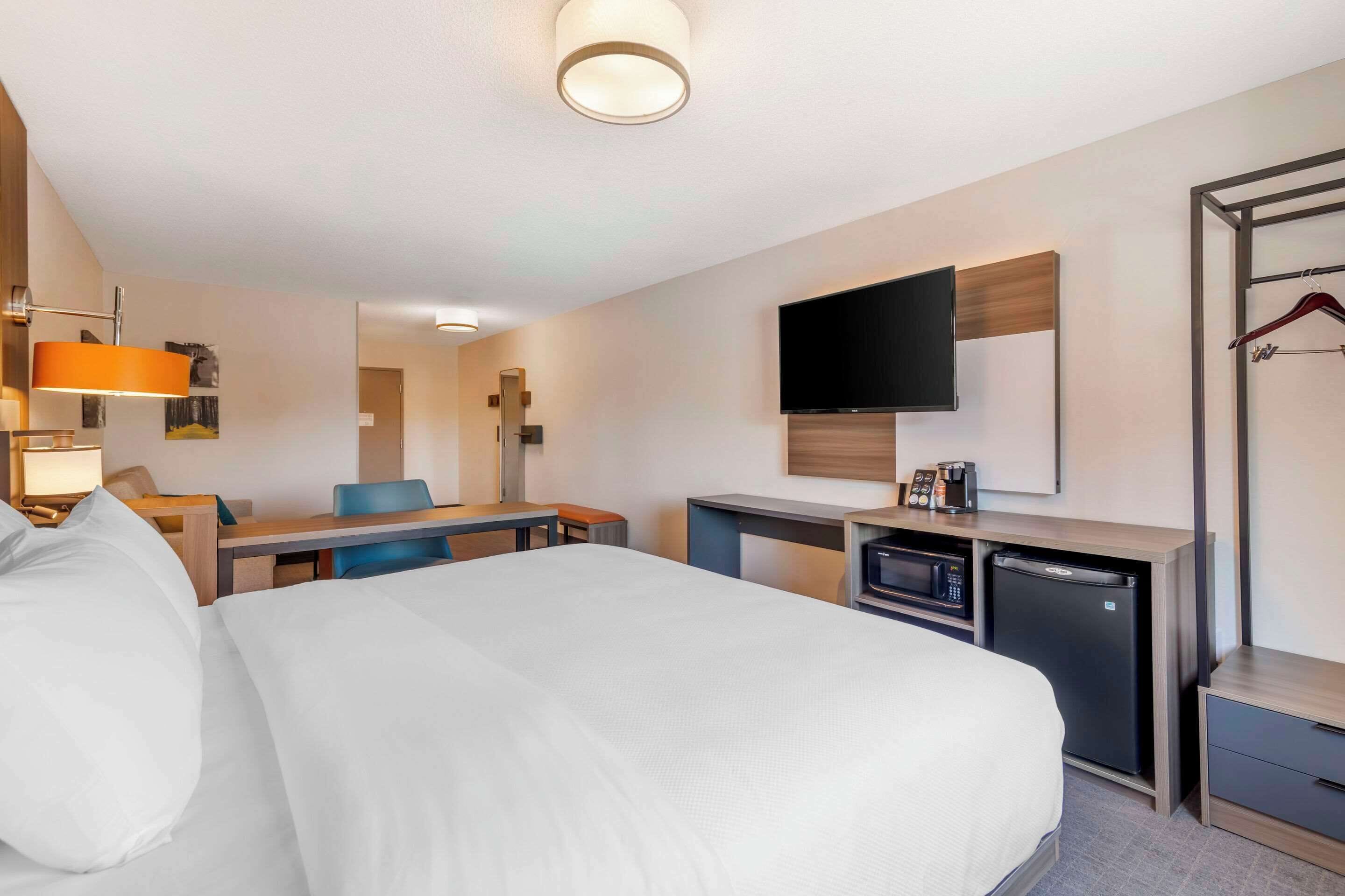 premium bedding, in-room safe, desk, laptop workspace